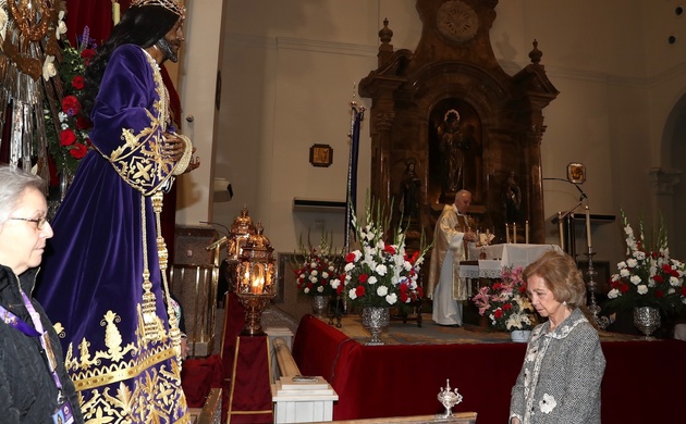 Doña Sofía, ante la imagen de Nuestro Padre Jesús Nazareno "Cristo de Medinaceli", en un momento de recogimiento